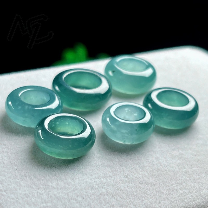 Natural Emerald Blue Water Luc - огляд і ціна Vintage Necklace